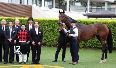 山吹賞を勝利したケントンと武藤騎手（左から４人目）＝４月