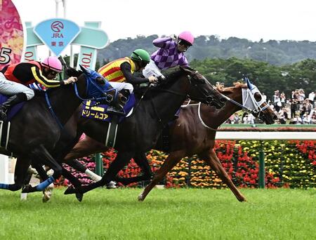 １１Ｒジュウリョクピエロでオークスを制しガッツポーズを決める今村聖奈（撮影・持木克友）