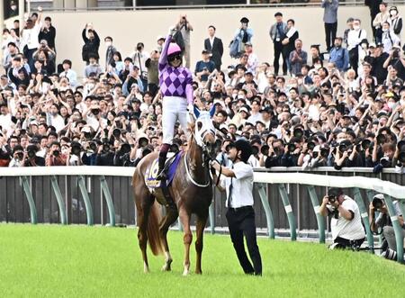 １１Ｒオークスをジュウリョクピエロで制しガッツポーズの今村聖奈（撮影・持木克友）