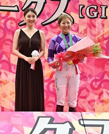オークスを制しプレゼンターの倉科カナ（左）と笑顔で写真に納まる今村聖奈（撮影・持木克友）