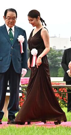 プレゼンターとして登壇する倉科カナ＝東京競馬場（撮影・持木克友）