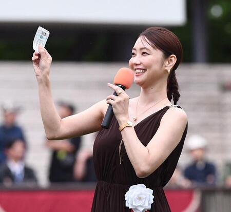 購入した馬券を見せる倉科カナ（撮影・園田高夫）