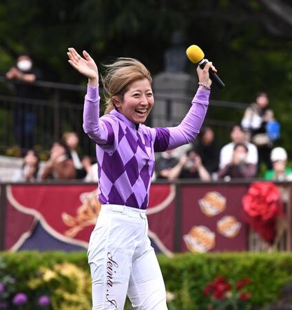 トークショーに登場した今村聖奈騎手（撮影・園田高夫）