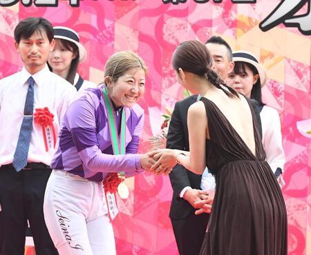倉科カナ（右）と握手をかわし大喜びの今村聖奈（撮影・園田高夫）