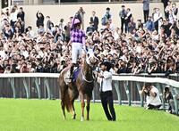 １１Ｒオークスをジュウリョクピエロで制しガッツポーズの今村聖奈（撮影・持木克友）