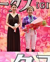 オークスを制しプレゼンターの倉科カナ（左）と笑顔で写真に納まる今村聖奈（撮影・持木克友）