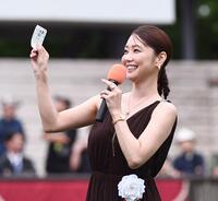 購入した馬券を見せる倉科カナ（撮影・園田高夫）