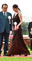 プレゼンターとして登壇する倉科カナ＝東京競馬場（撮影・持木克友）