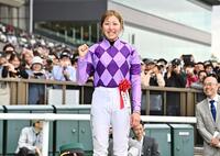 オークスを制し笑顔でガッツポーズの今村聖奈（撮影・持木克友）