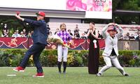 レッド吉田（左）とゴルゴ松本（右）のＴＩＭが『祝』の人文字で今村聖奈を祝福する（撮影・園田高夫）