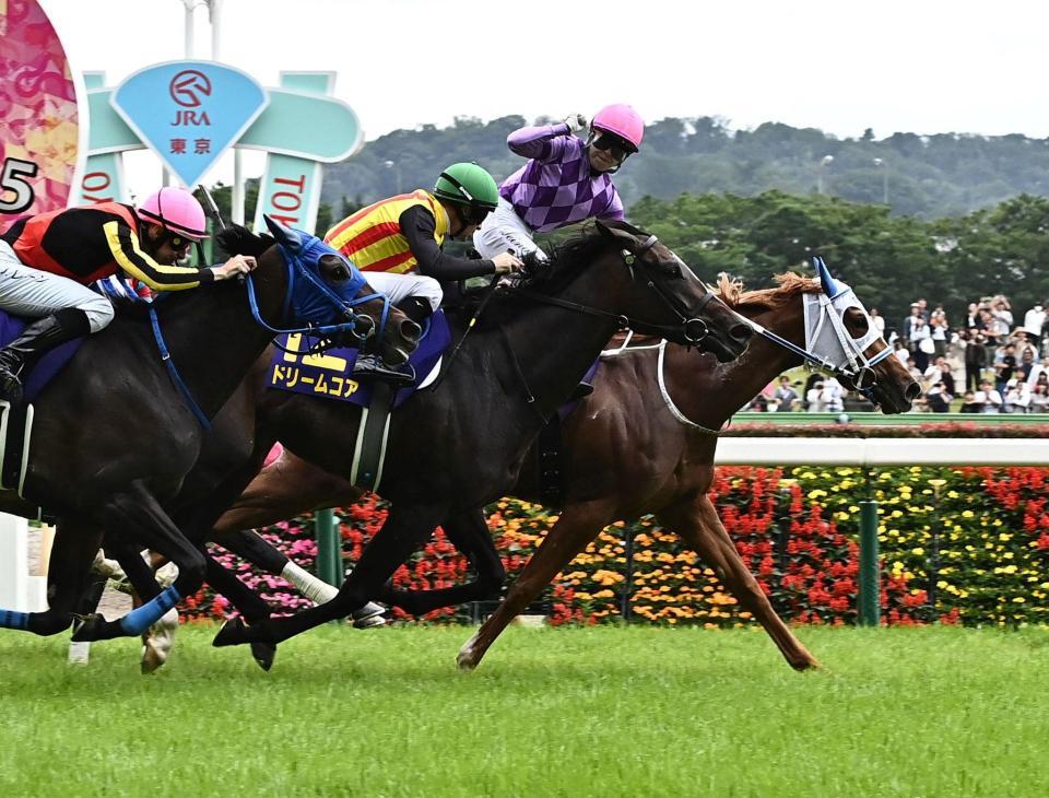 １１Ｒジュウリョクピエロでオークスを制しガッツポーズを決める今村聖奈（撮影・持木克友）