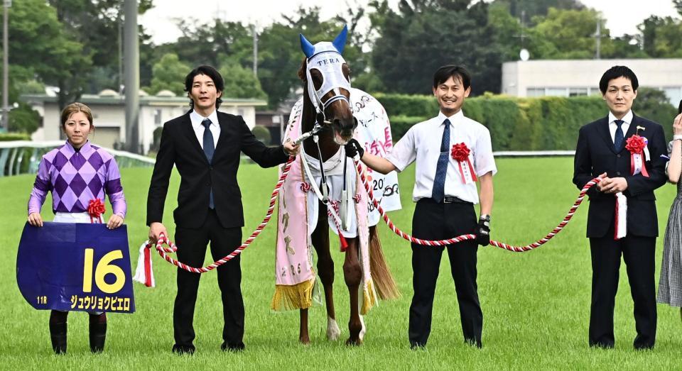 １１Ｒオークスを制したジュウリョクピエロと今村聖奈（撮影・持木克友）