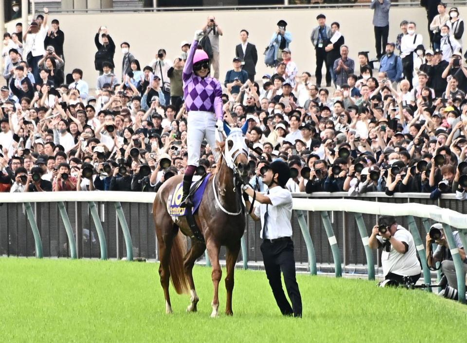 １１Ｒオークスをジュウリョクピエロで制しガッツポーズの今村聖奈（撮影・持木克友）