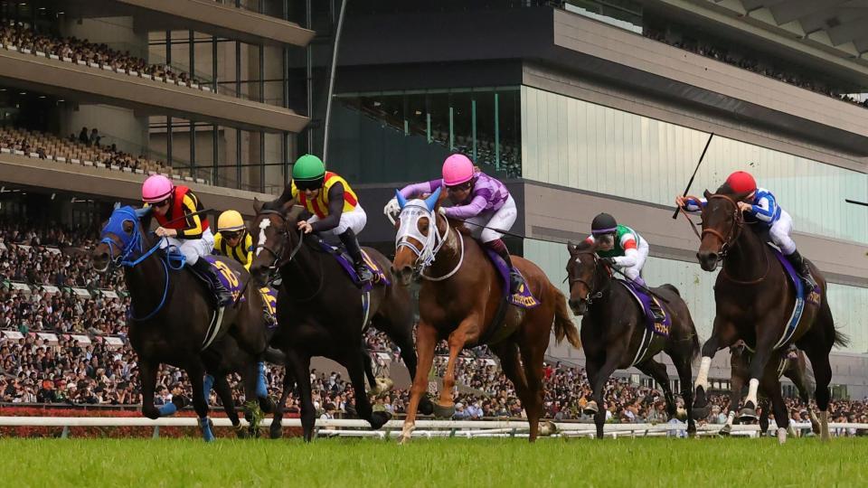 １１Ｒオークスを制したジュウリョクピエロ（左から３頭目）
