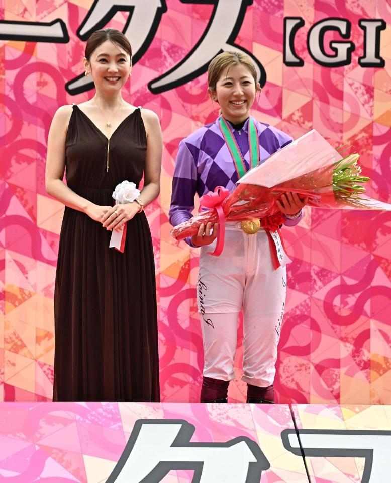 オークスを制しプレゼンターの倉科カナ（左）と笑顔で写真に納まる今村聖奈（撮影・持木克友）