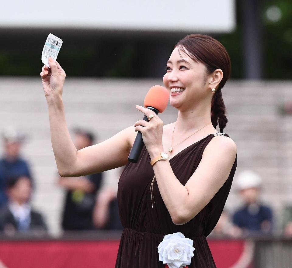 購入した馬券を見せる倉科カナ（撮影・園田高夫）