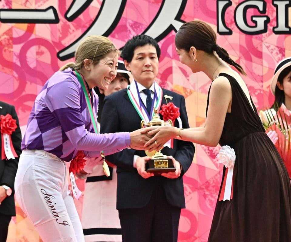 プレゼンターの倉科カナ（右）と笑顔で握手を交わす今村聖奈と（撮影・持木克友）
