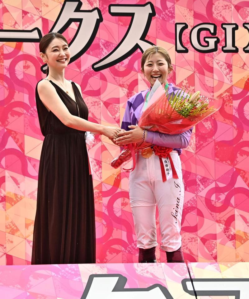 オークスを制しプレゼンターの倉科カナ（左）と笑顔で写真に納まる今村聖奈（撮影・持木克友）