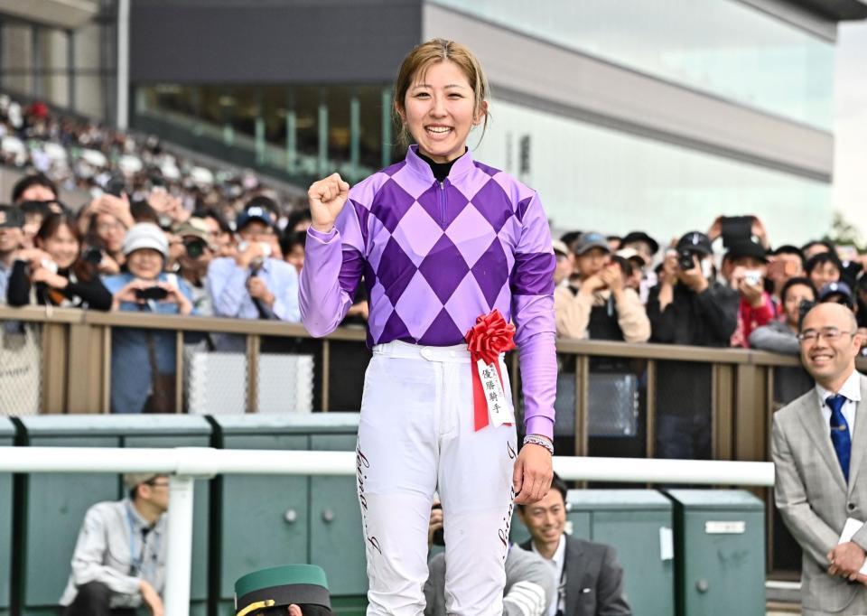 オークスを制し笑顔でガッツポーズの今村聖奈（撮影・持木克友）