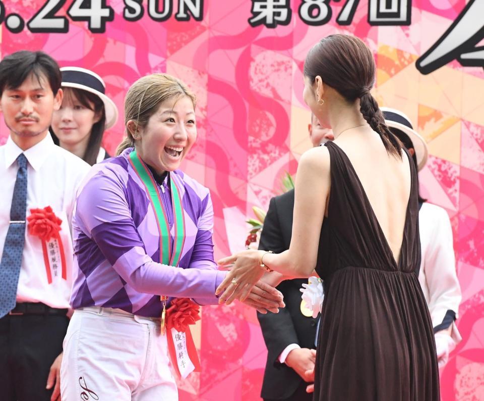 プレゼンターの倉科カナ（右）と握手をかわし大喜びの今村聖奈（撮影・園田高夫）