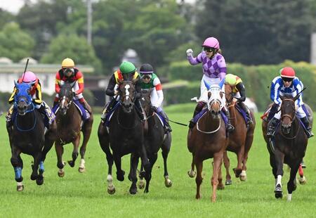 　ジュウリョクピエロでＧ１初制覇を果たしガッツポーズをする今村（中央右）＝撮影・園田高夫