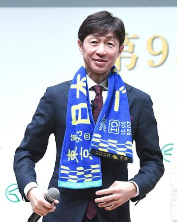 応援グッズのタオルを首に掛ける武豊騎手（撮影・園田高夫）