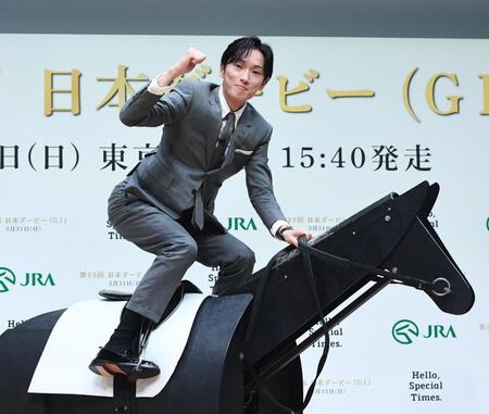 木馬に騎乗しかっこいいガッツポーズを披露する坂井瑠星騎手（撮影・園田高夫）