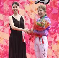 今村聖奈騎手（右）と握手する倉科カナ（撮影・園田高夫）
