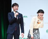 イベントを盛り上げる武豊騎手と見上愛（右）（撮影・園田高夫）