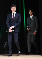 ＰＲイベントに登場した武豊騎手と坂井瑠星騎手（撮影・園田高夫）