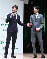 坂井瑠星騎手（右）のまじめな性格を紹介する武豊騎手＝神田明神ホール（撮影・園田高夫）