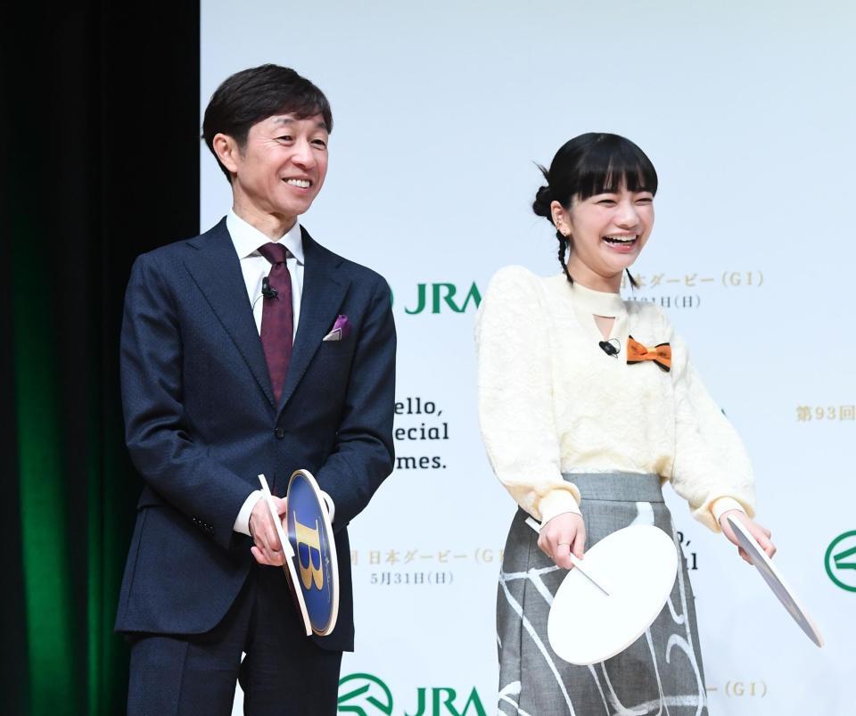 見上愛（右）とクイズを楽しむ武豊騎手（撮影・園田高夫）