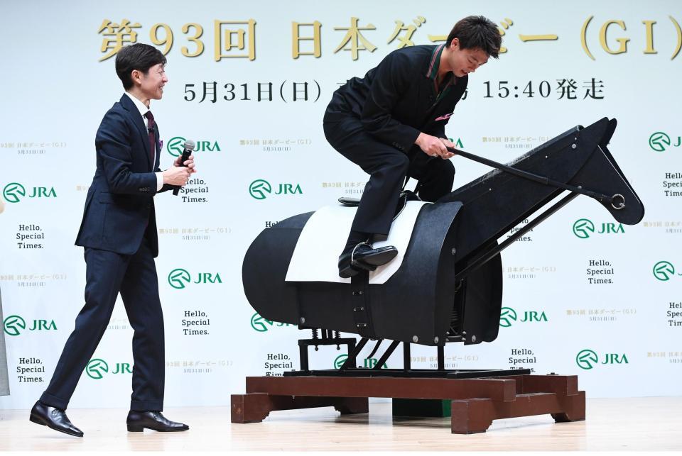 木馬に乗る竹内涼真（右）にアドバイスを送る武豊騎手（撮影・園田高夫）