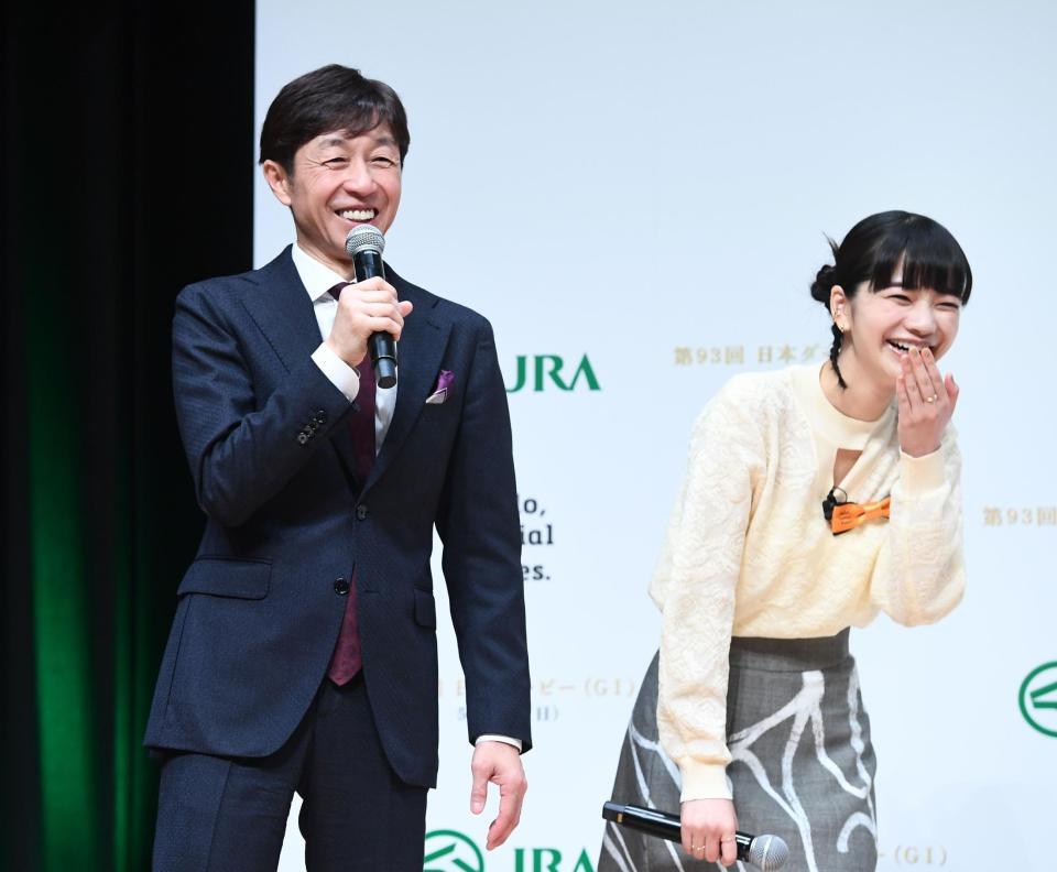 イベントを盛り上げる武豊騎手と見上愛（右）（撮影・園田高夫）