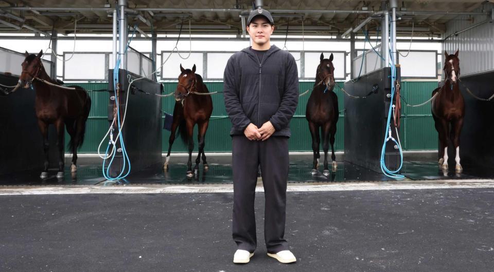 　日本ダービーに管理する（左から）ライヒスアドラー、ゴーイントゥスカイ、フォルテアンジェロ、グリーンエナジーを送り出す上原佑紀調教師