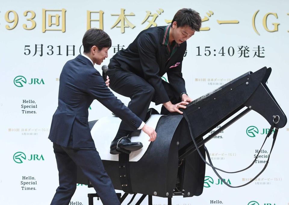 　木馬にまたがる竹内涼真（右）にアドバイスを送る武豊