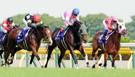 ヴィクトリアマイルを制したストレイトガール（左）＝２０１５年