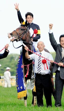 　ヴィクトリアマイルを制したストレイトガールと戸崎圭＝１６年５月