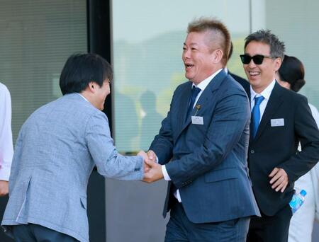 斉藤誠師（左）と握手を交わす堀江貴文氏（撮影・石湯恒介）