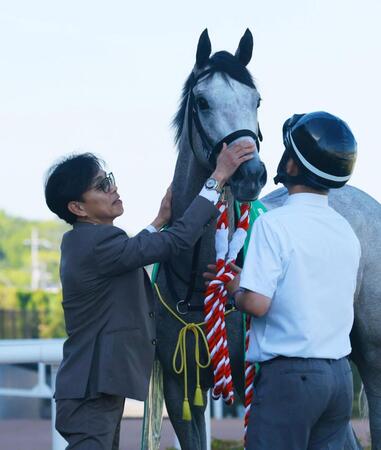 デアヴェローチェを労う上村洋行師（左）＝撮影・石湯恒介
