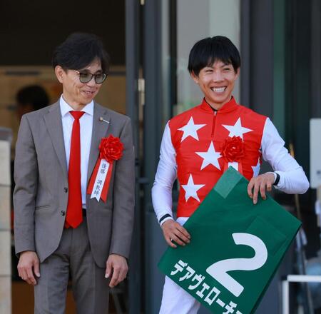 葵Ｓを制し笑顔の北村友一（右）と上村洋行師（撮影・石湯恒介）
