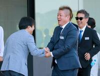 斉藤誠師（左）と握手を交わす堀江貴文氏（撮影・石湯恒介）