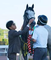デアヴェローチェを労う上村洋行師（左）＝撮影・石湯恒介