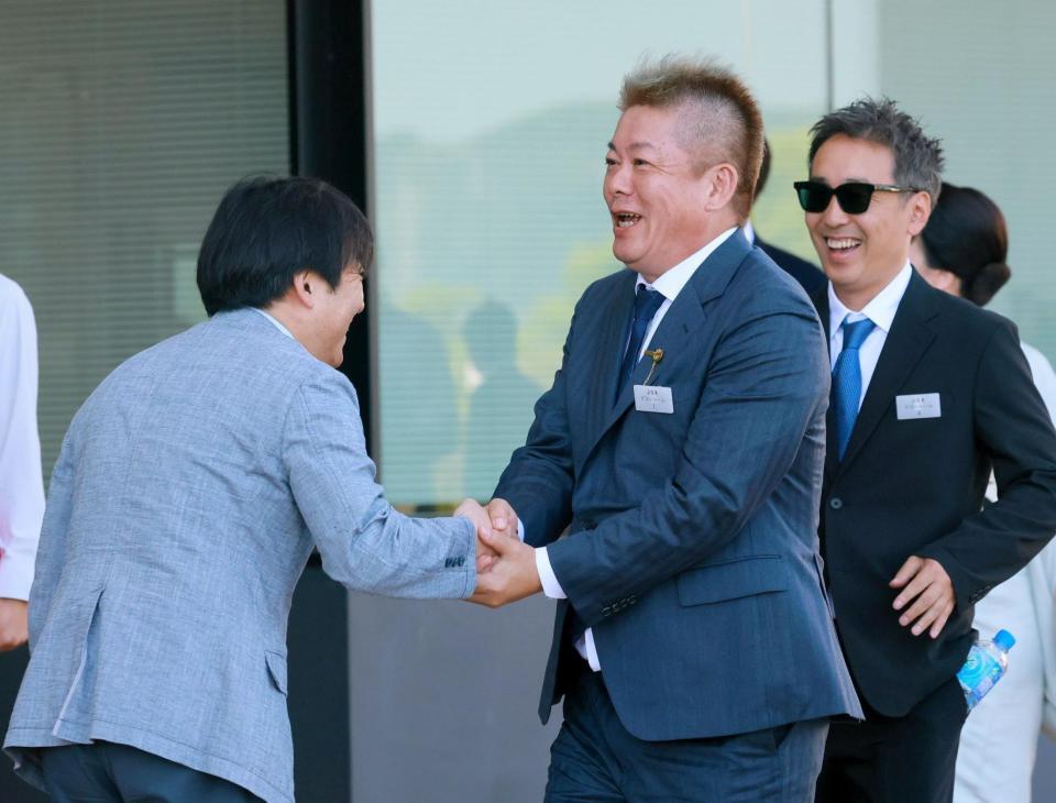 斉藤誠師（左）と握手を交わす堀江貴文氏（撮影・石湯恒介）