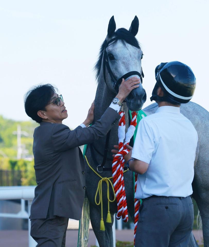 デアヴェローチェを労う上村洋行師（左）＝撮影・石湯恒介