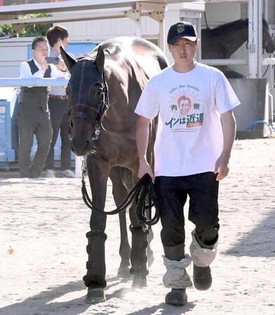 　東京競馬場に到着したアスクエジンバラ