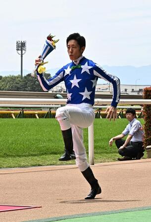 ダービー騎乗ジョッキー紹介で元気いっぱいの津村（撮影・持木克友）