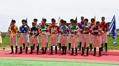 ダービー騎乗ジョッキー紹介で写真に納まる１８人（撮影・持木克友）