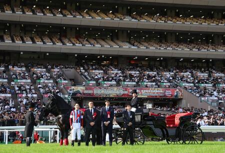 ダービーを制した松山ら関係者（撮影・佐々木彰尚）