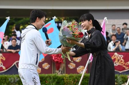 松山（左）に花束を手渡す見上愛（撮影・園田高夫）
